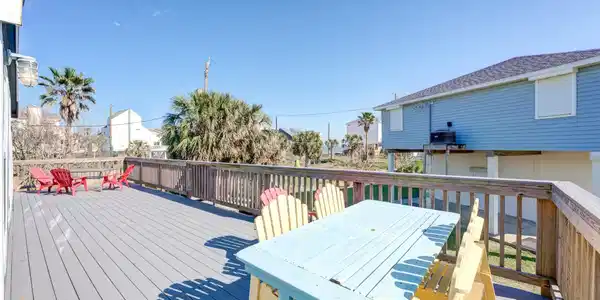 Image 3: Spacious outdoor deck perfect for entertaining or