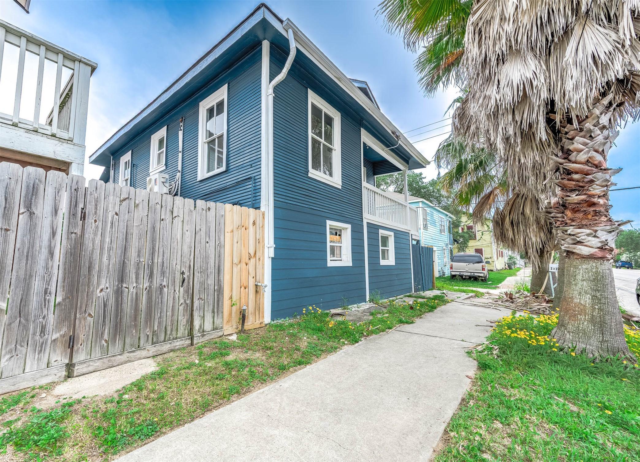 Image 1: 4 bedrooms! 2 Bathrooms! 2/1 upstairs MOVE IN READ