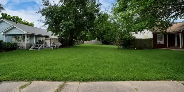 Image 3: A street-level perspective highlights the level bu