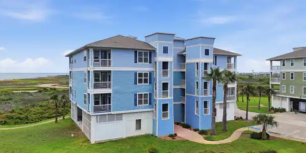 Image 3: This charming coastal condo is tucked inside a fab