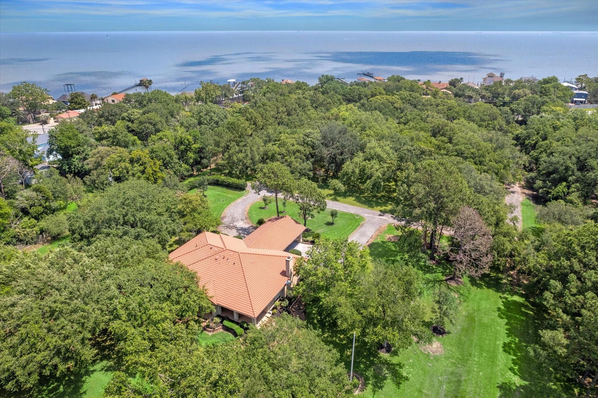 Image 2: Under a mile to Bayshore Park and a short distance