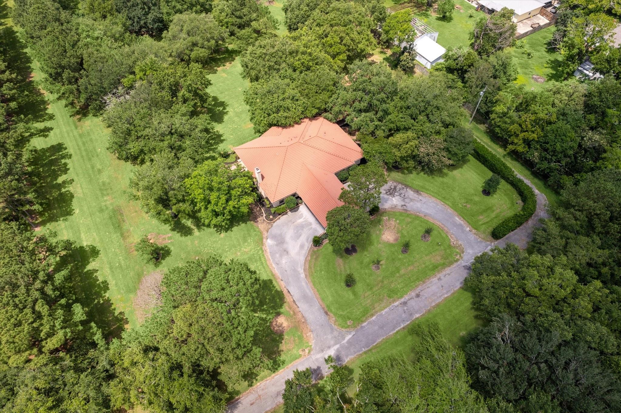Image 3: Horseshoe driveway affords ample parking for gathe