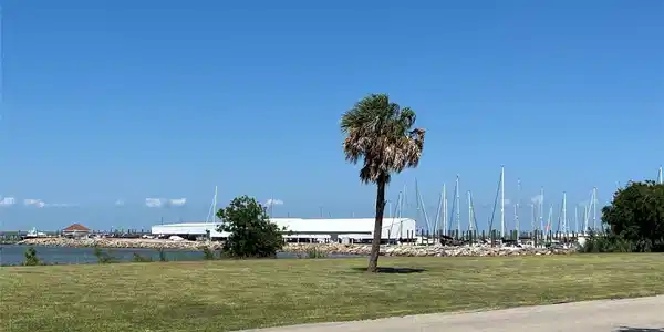 Image 3: Near Houston Yacht Club