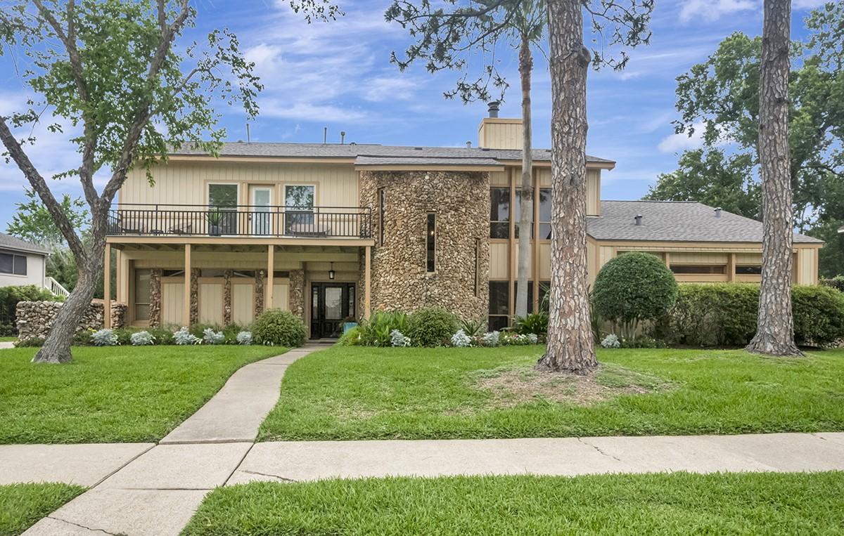 Image 1: Welcome to 307 Crestwood in Taylorcrest. Located i
