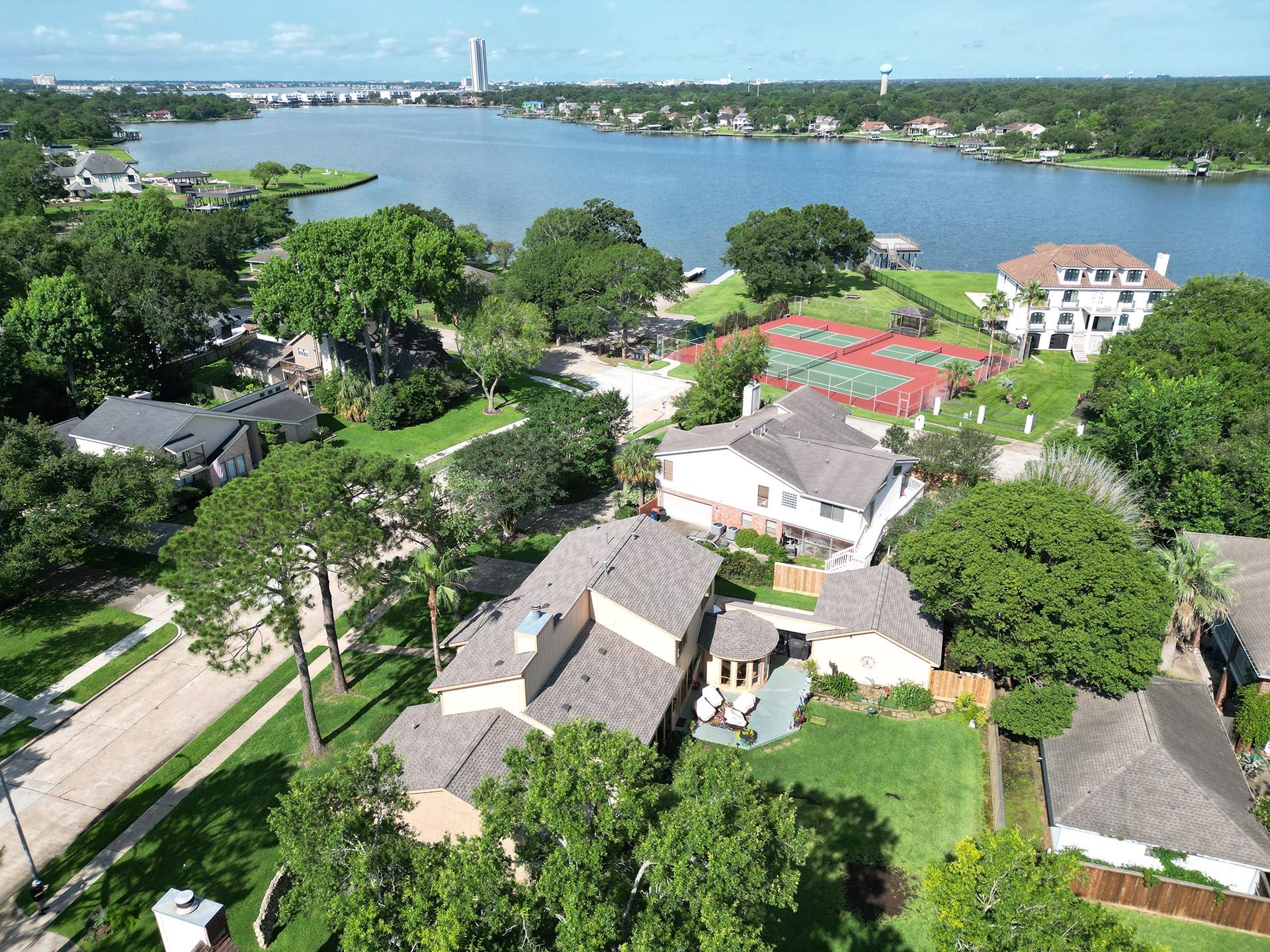 Image 3: Welcome to lake life in Taylorcrest. The private l