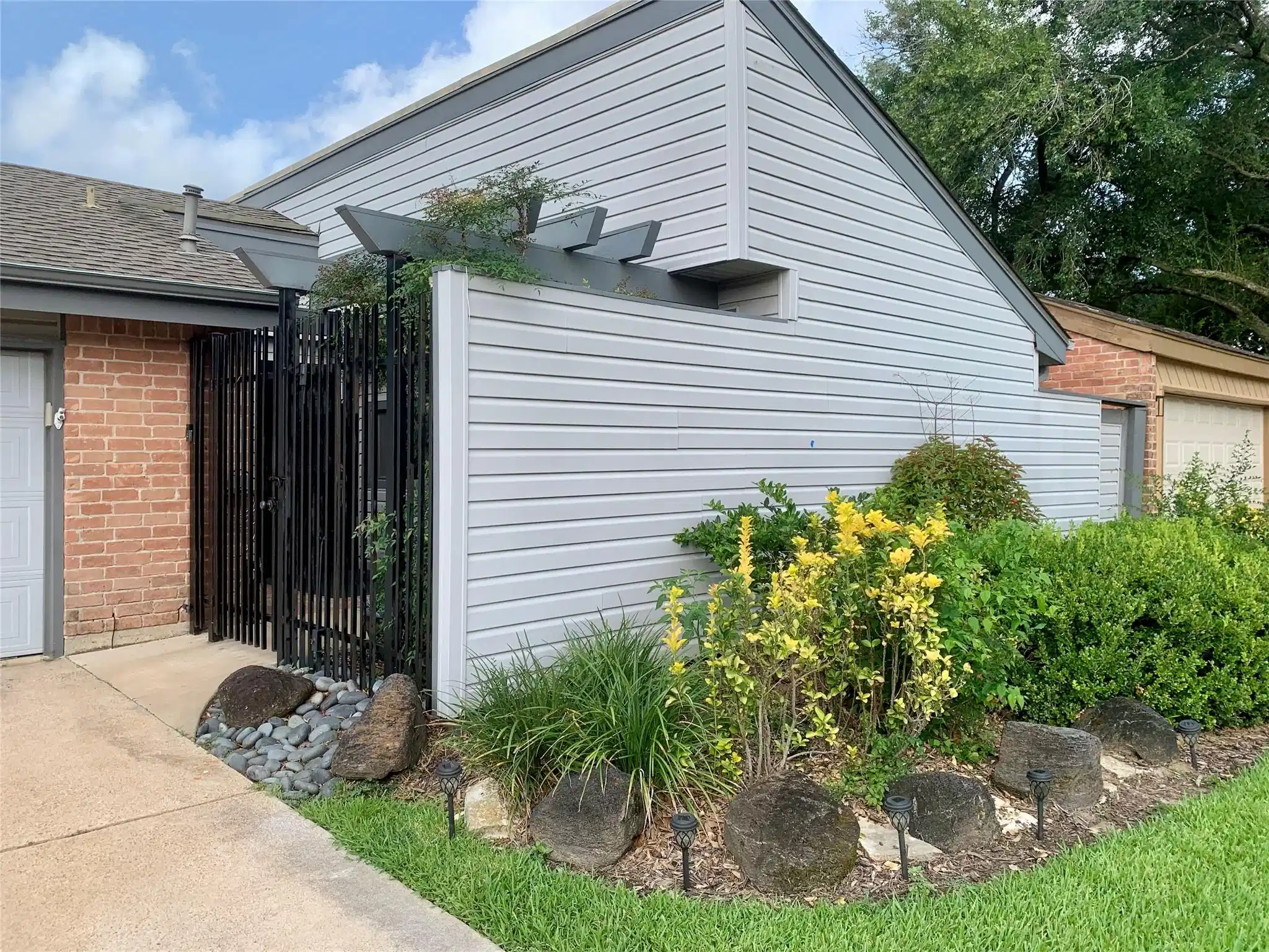 Image 1: The front courtyard can be locked and is a wonderf