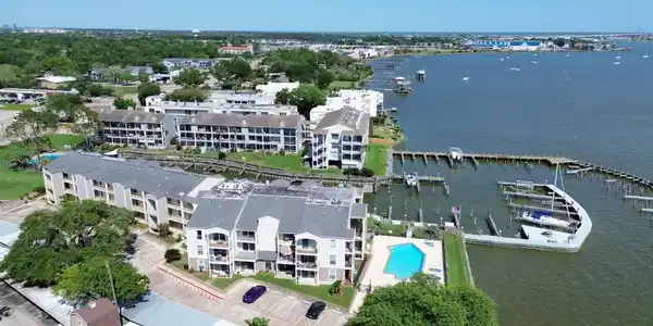 Image 4: PERFECT VIEWS OF LAKE AND QUICK BOAT ACCESS