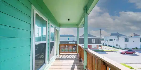 Image 4: 2101 Sealy, front door