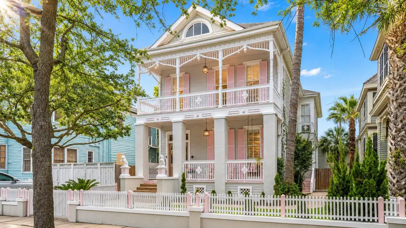 Image 1: Historic Galveston vacation home with white picket