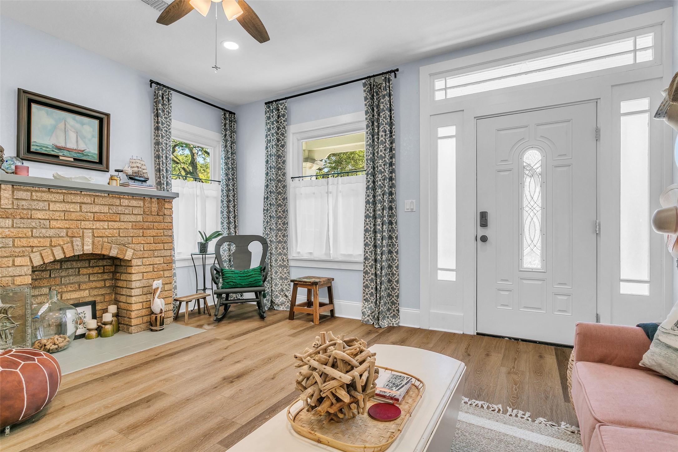 Image 4: Bright and open entry welcomes you and your guests