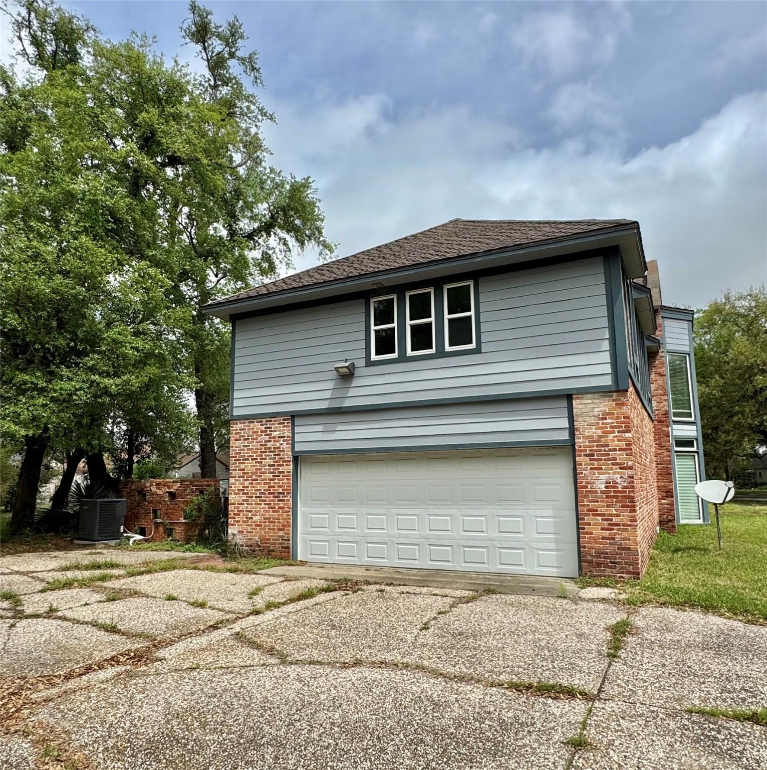 Image 2: garage