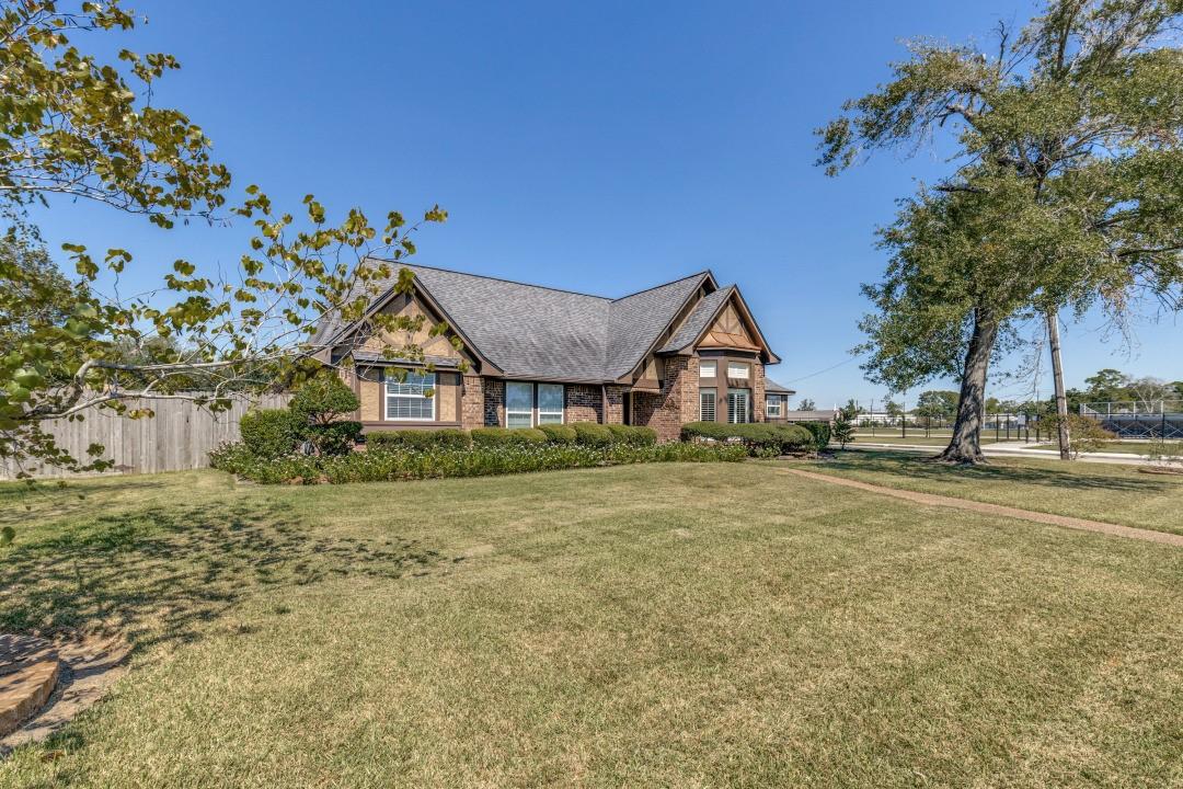 Image 4: Corner lot gives you privacy and space.
Added bon