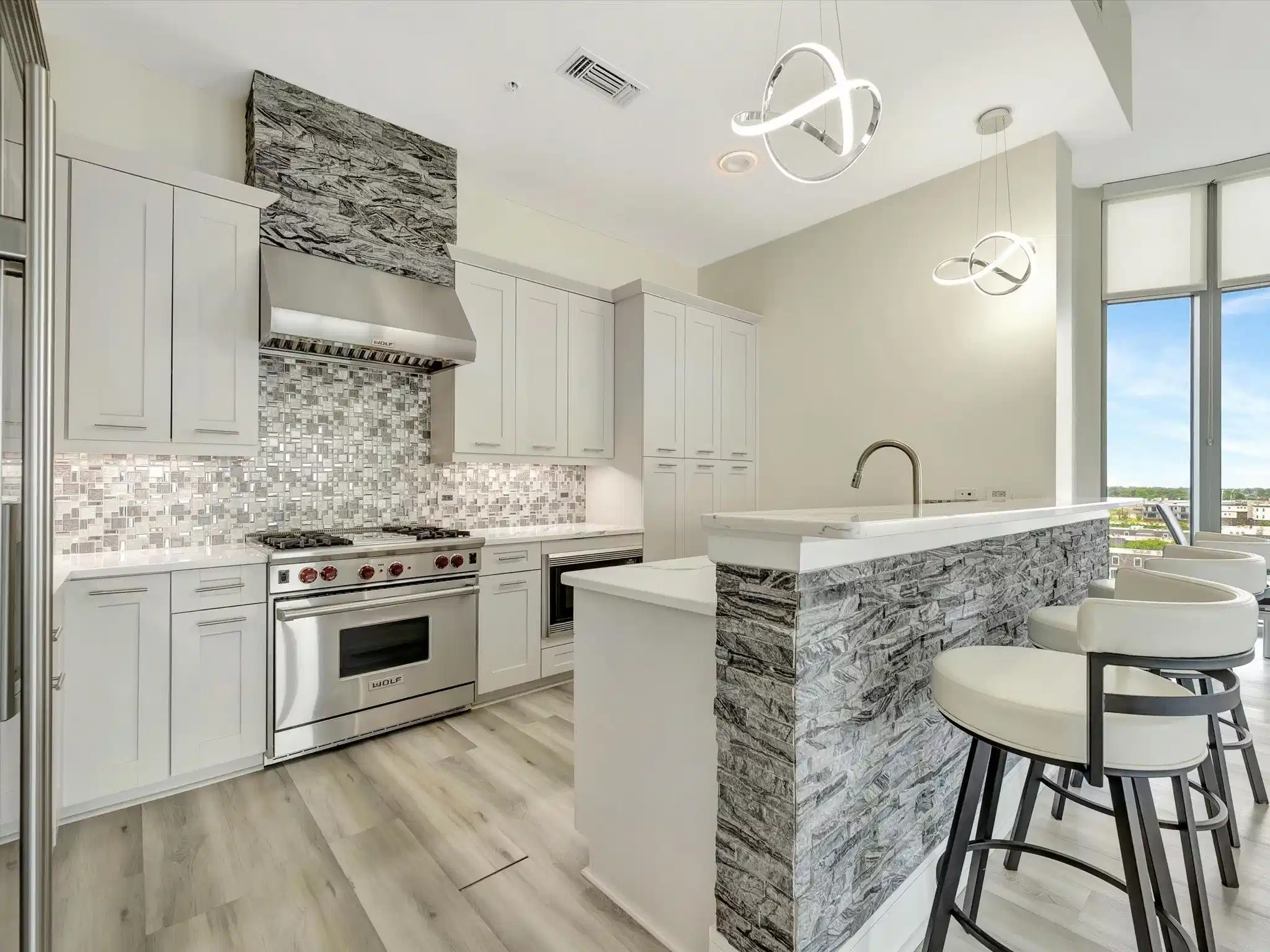 Image 1: Gorgeous kitchen with custom stacked stone bar and