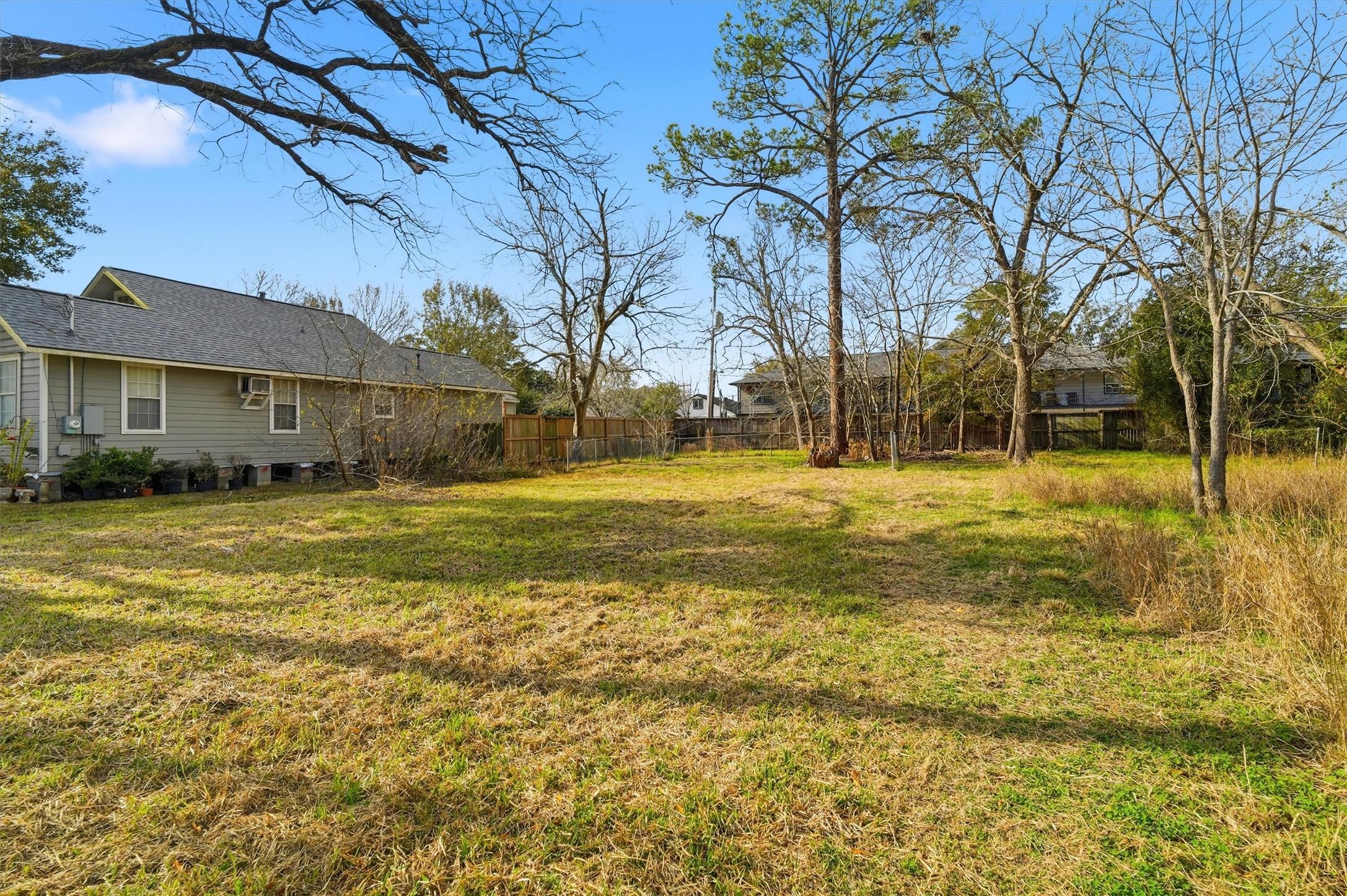Image 2: 5000 sq ft lot located in the heart of old League