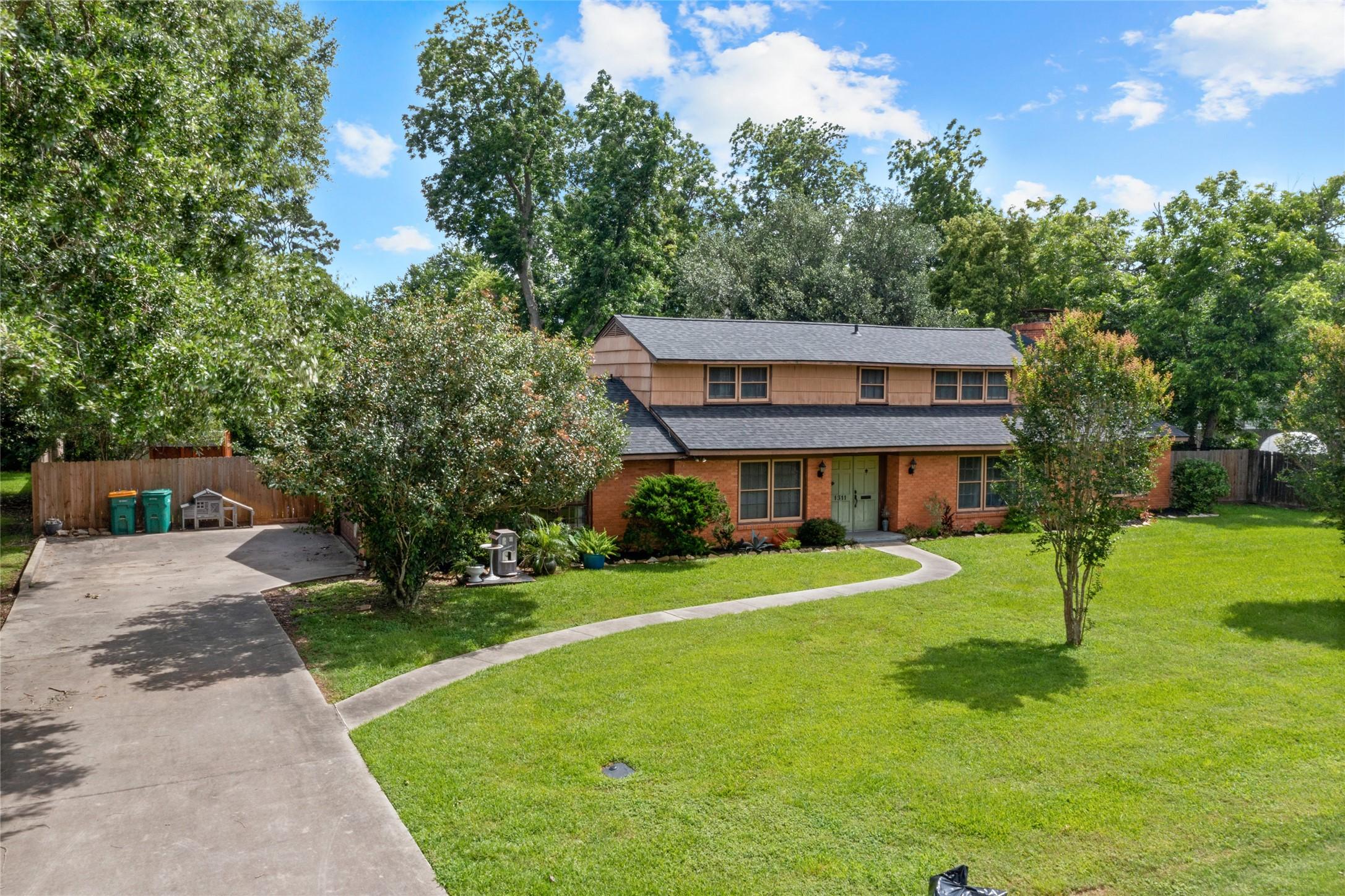 Image 3: Double wide driveway