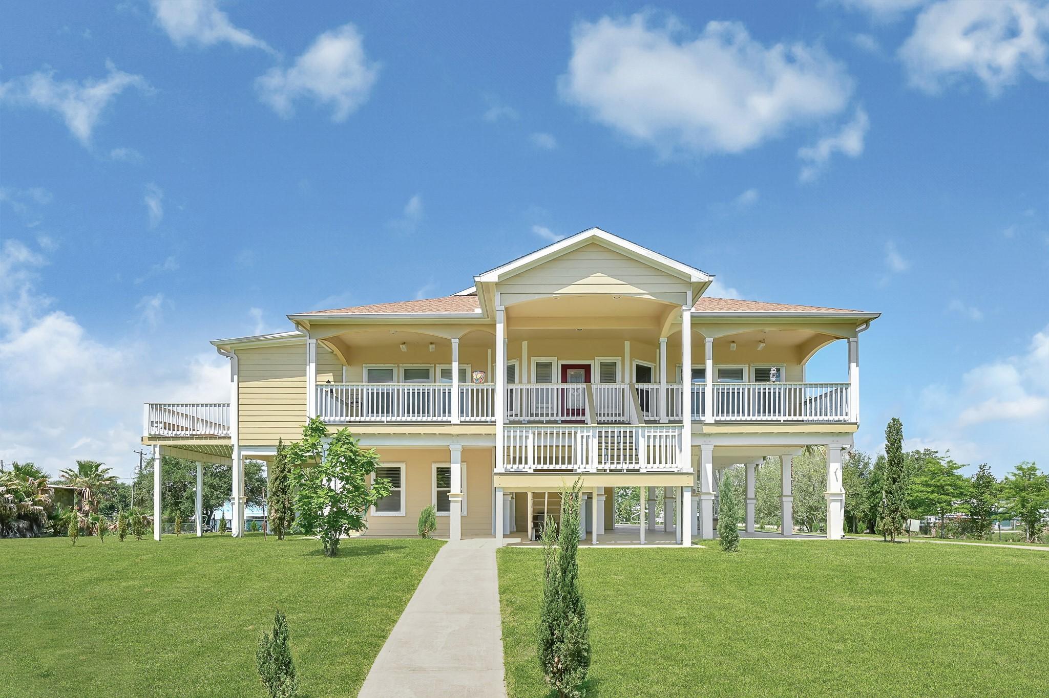 Image 4: Elegant and inviting exterior with impressive curb