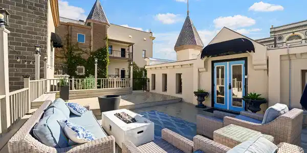 Image 3: Expansive PRIVATE patio on this desirable penthous