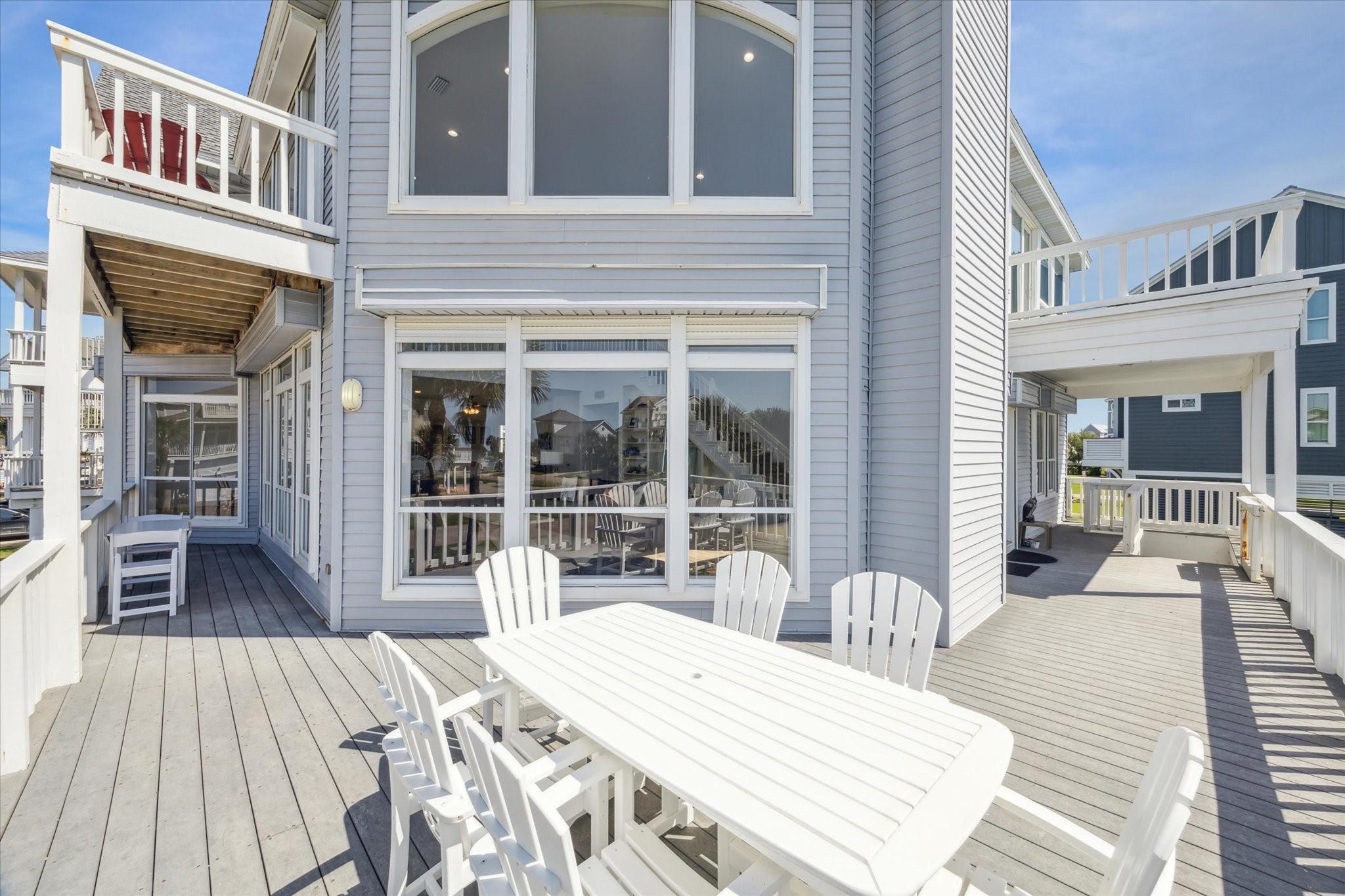 Image 3: Amazing spacious outdoor deck with both sunny and