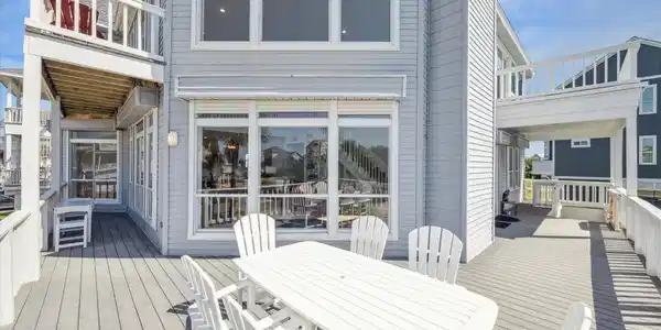 Image 3: Amazing spacious outdoor deck with both sunny and