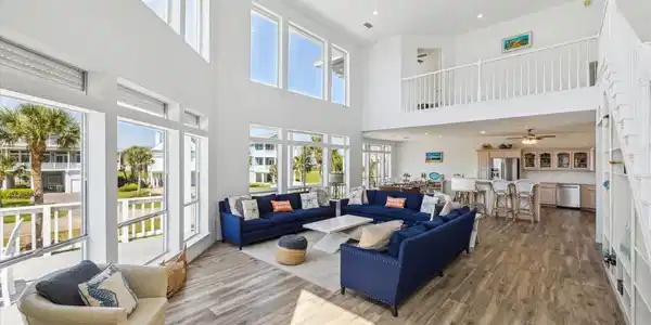 Image 4: Light, bright, spacious and airy!  The owner's upd