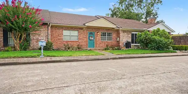 Image 3: Front of townhouse with parking area