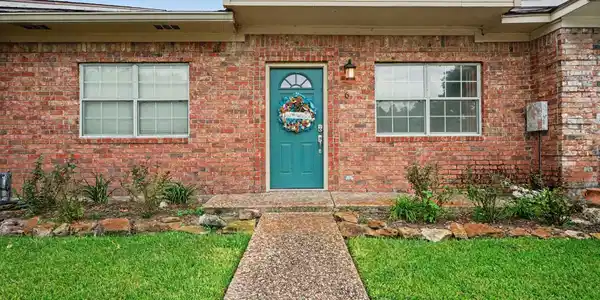 Image 4: Front shot of townhouse