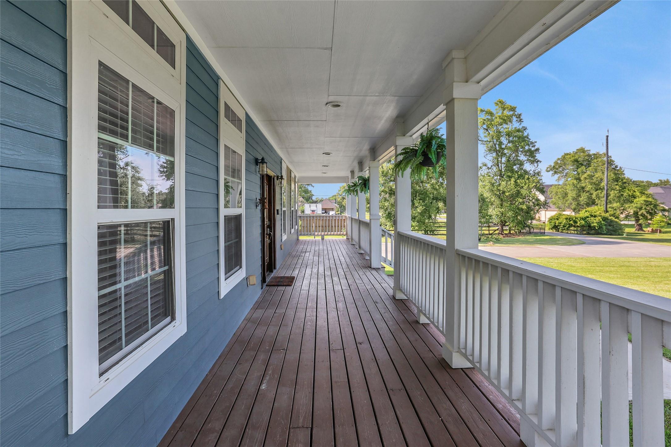 Image 3: Large front porch goes all the way across
