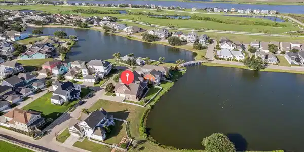 Image 2: Prime WATERFRONT location and just a few steps to