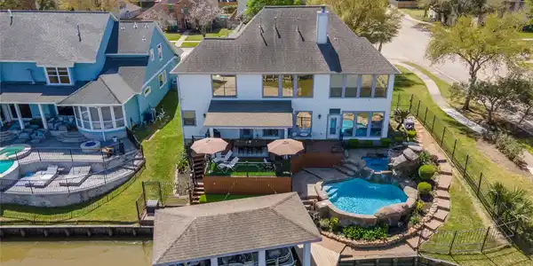 Image 2: Beautiful canal front home in Seabrook