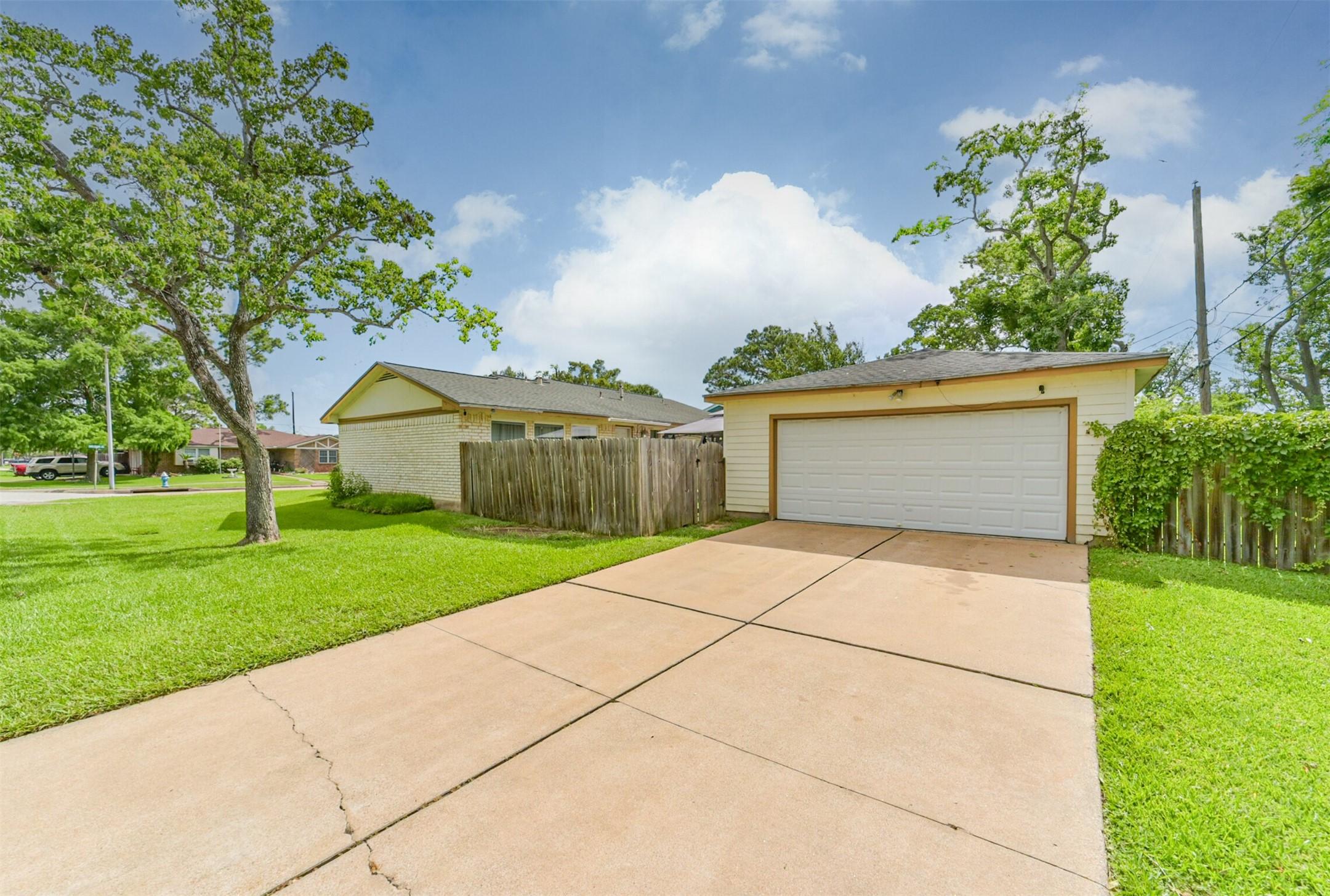 Image 2: 2 Car Detached Garage