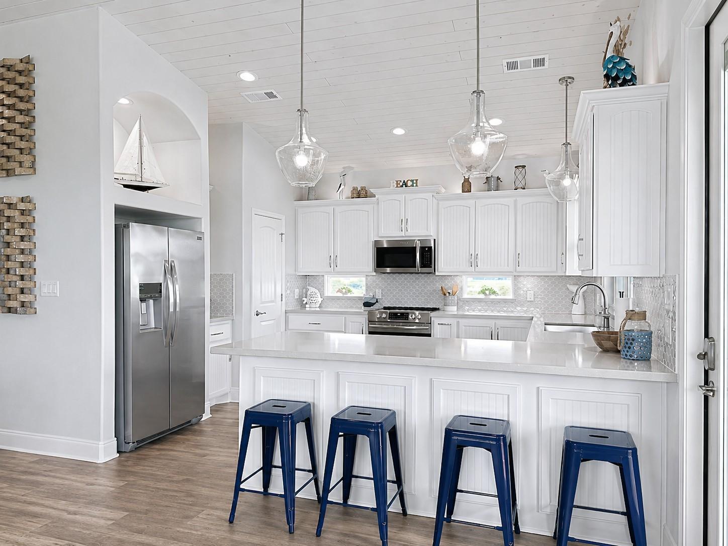 Image 2: Beautiful Kitchen with 10 seats to eat!
