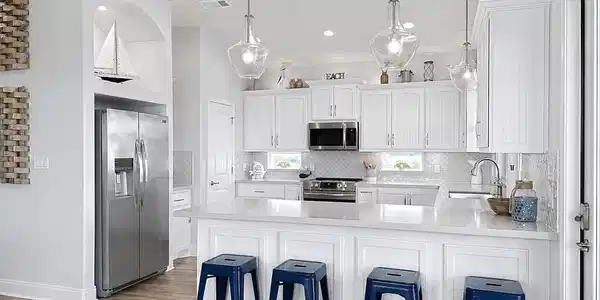 Image 2: Beautiful Kitchen with 10 seats to eat!