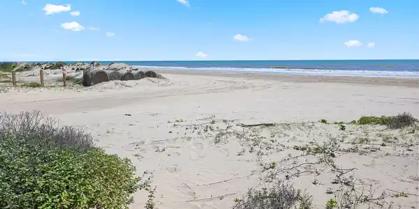 Image 3: Moments away from beach vibes