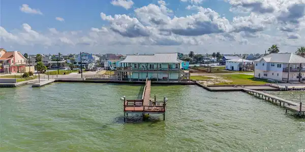 Image 3: The pier is perfect for fishing or drinking your m