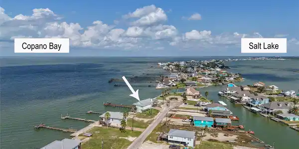 Image 4: Between Copano Bay and Salt Lake, this is a boater