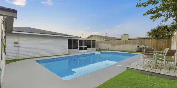 Image 3: Pool