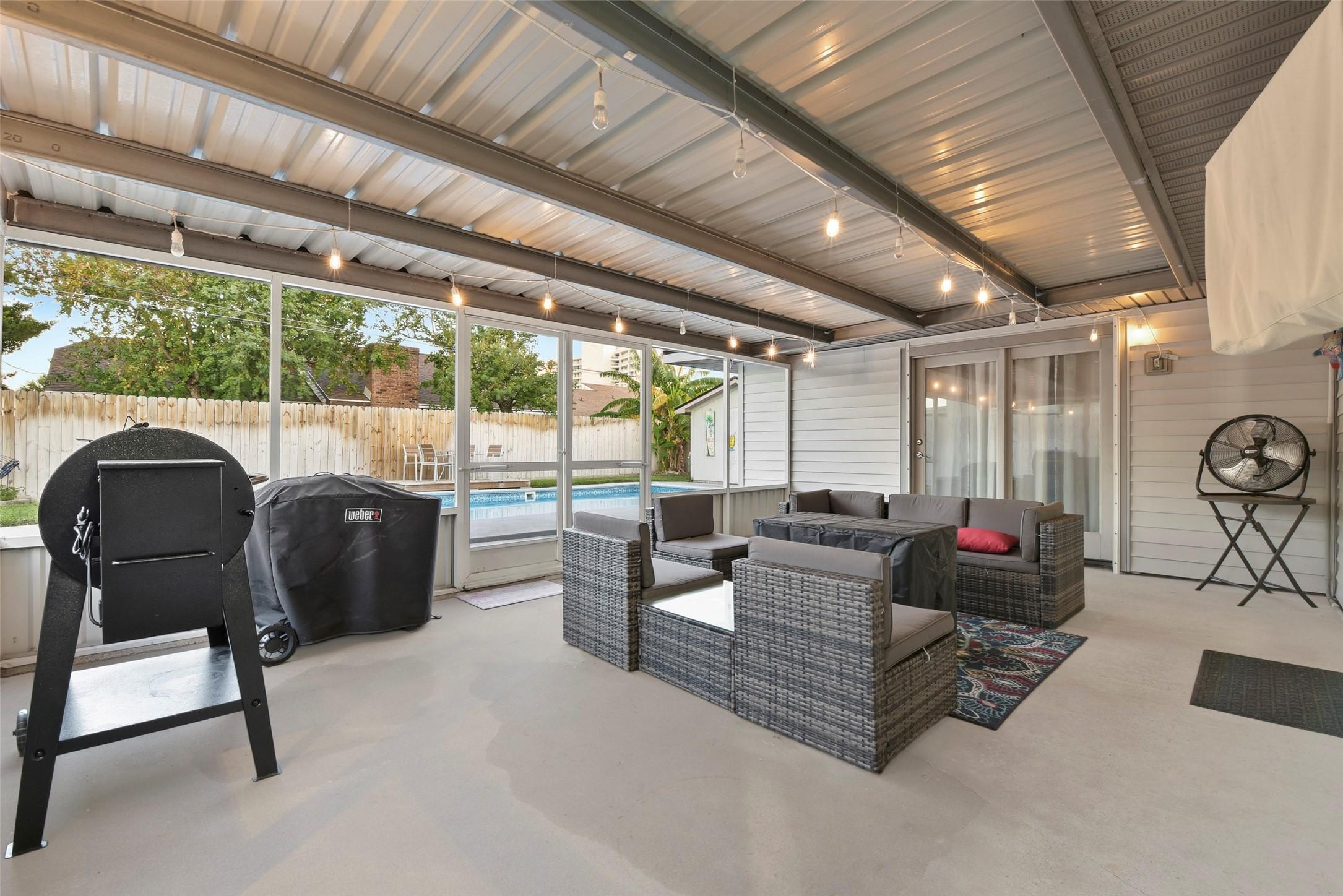 Image 4: Covered/Screened in Patio