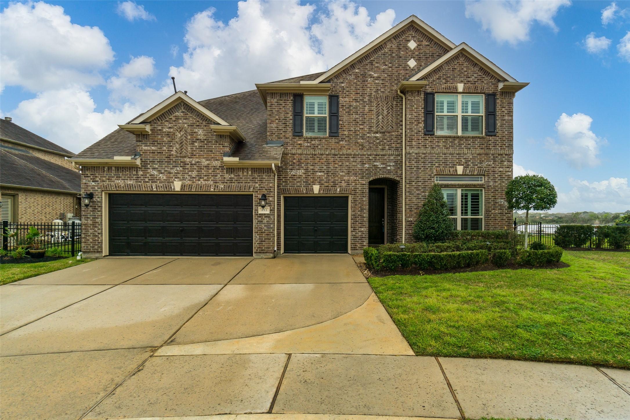 Image 3: 3 car garage, waterfront home!
