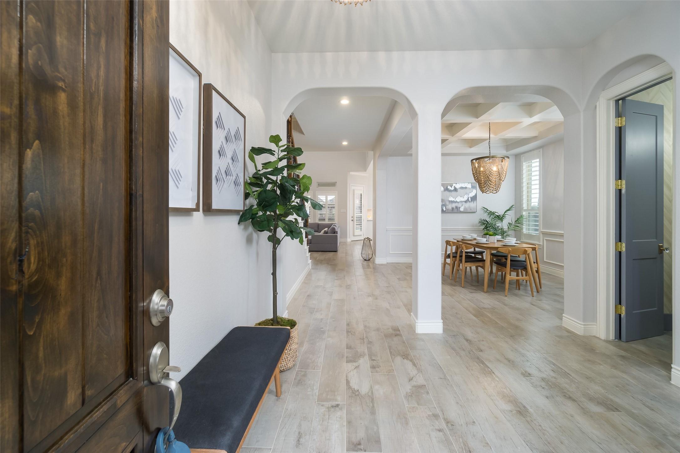 Image 4: Light and bright entryway