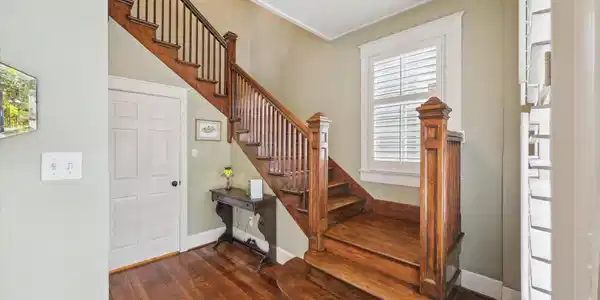 Image 3: Stunning wood details
