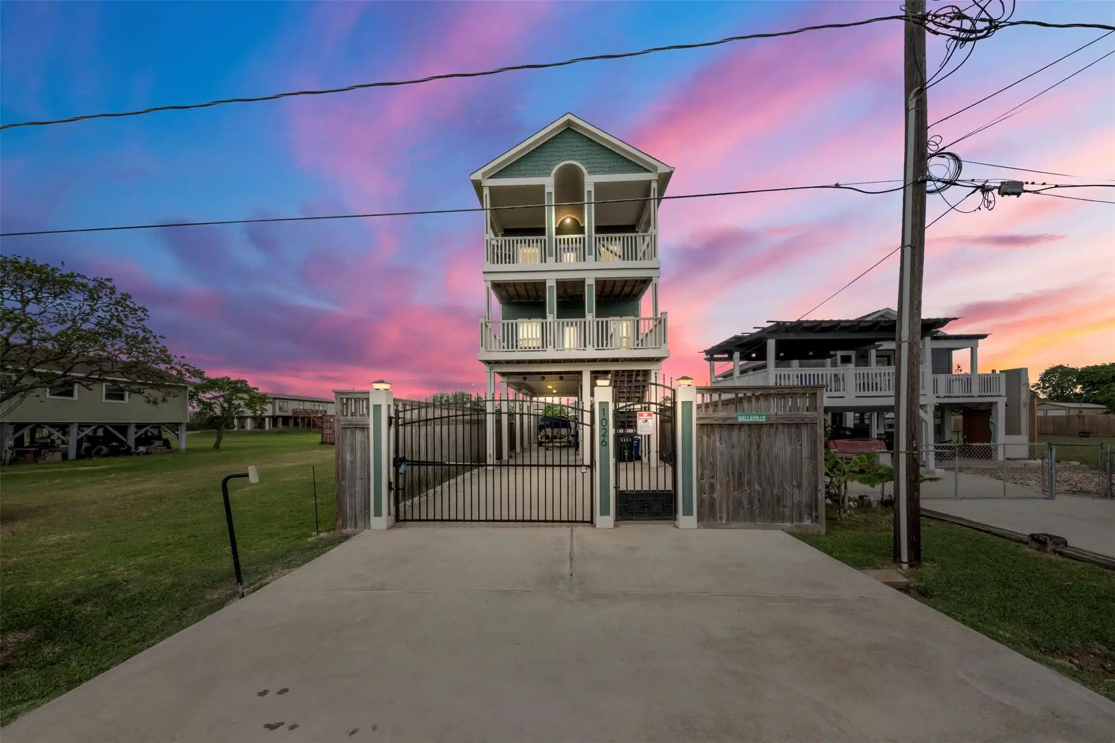 Image 1: Fully-fenced 2-story with gorgeous views of the ba