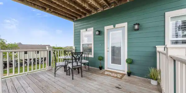 Image 4: This is where it al! lbegins!  Covered front porch