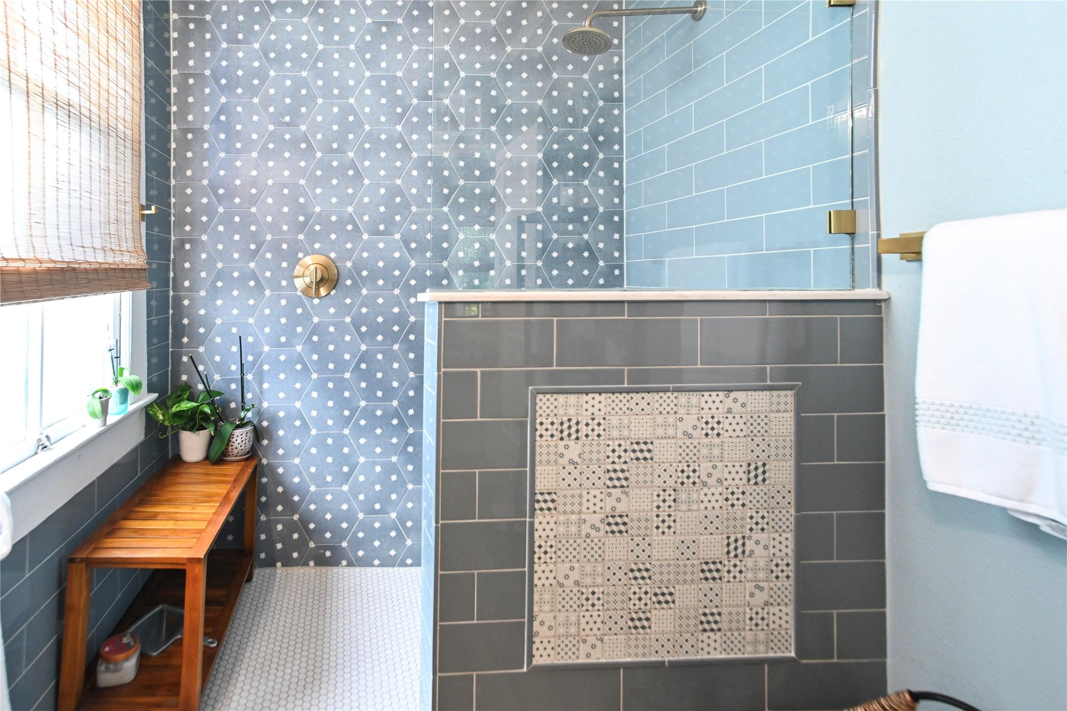 Image 4: Beautiful walk-in shower, well thought out and pur