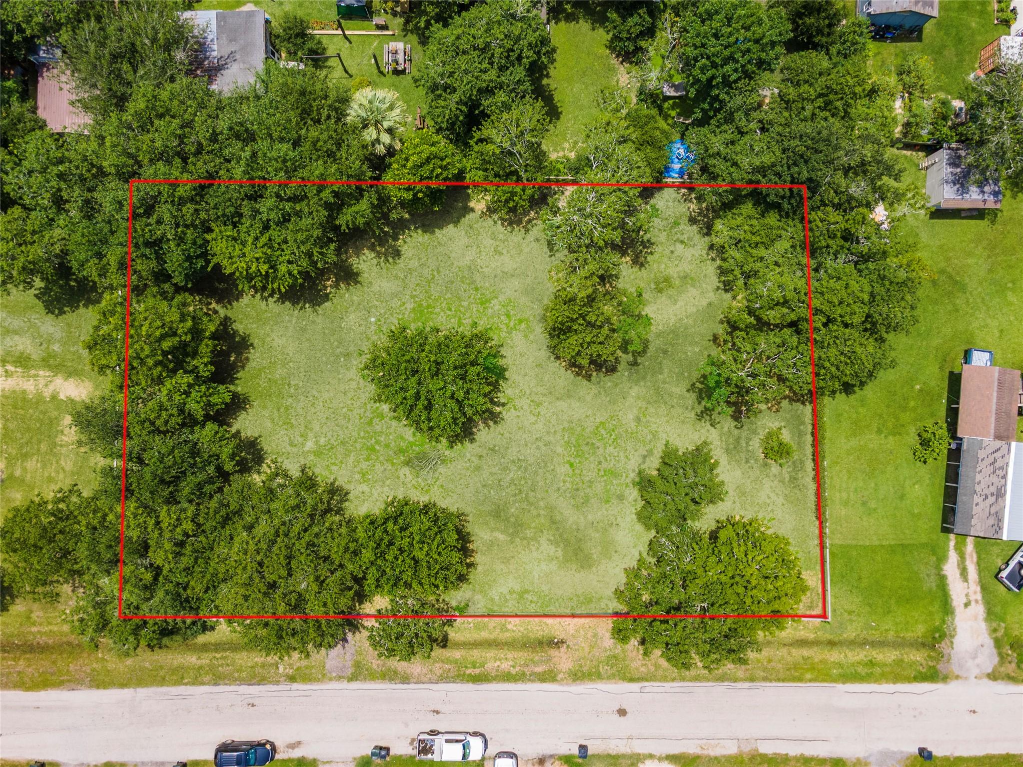 Image 1: Two gated entrances of 7th at bottom of photo.