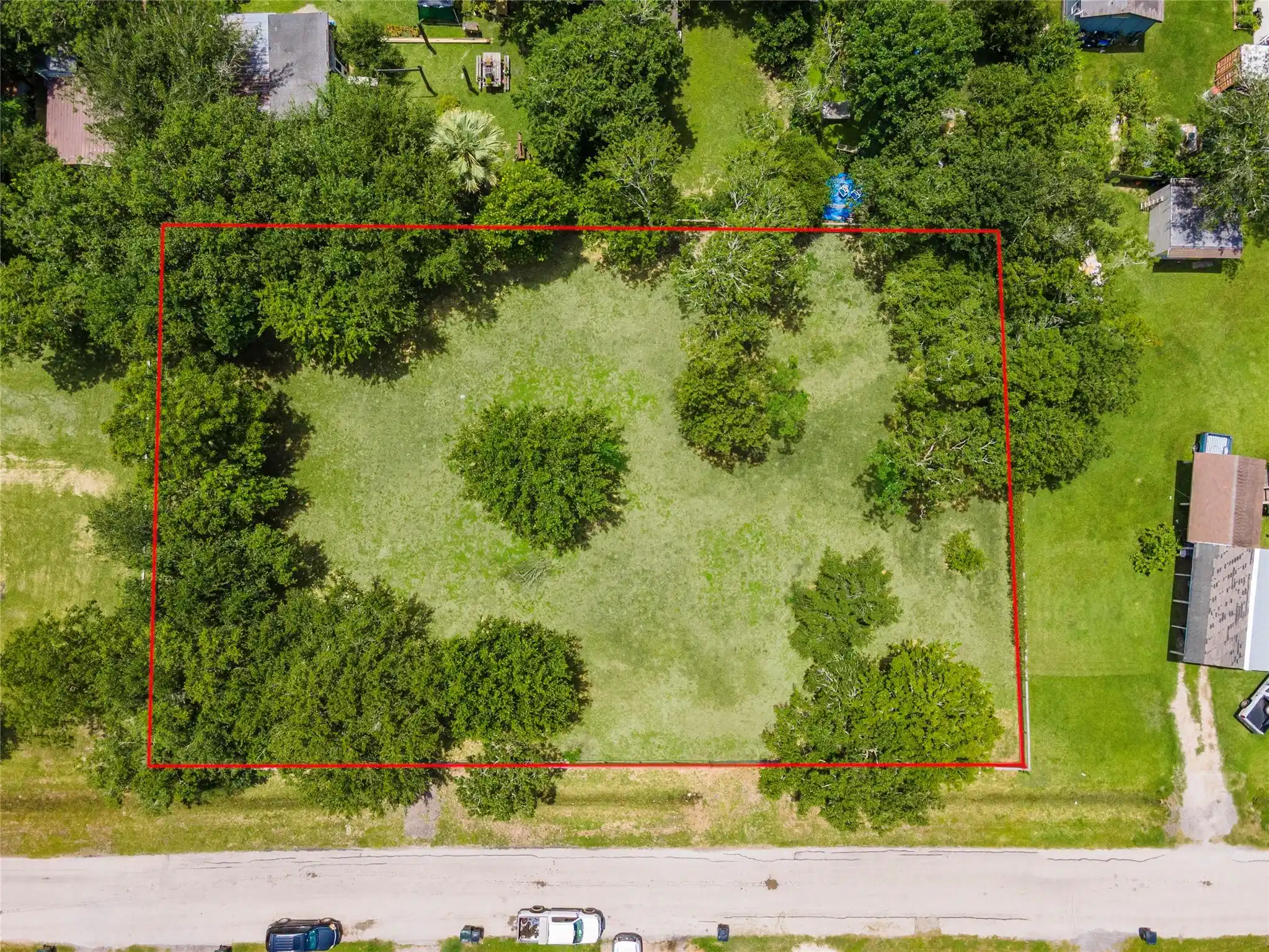 Image 1: Two gated entrances of 7th at bottom of photo.