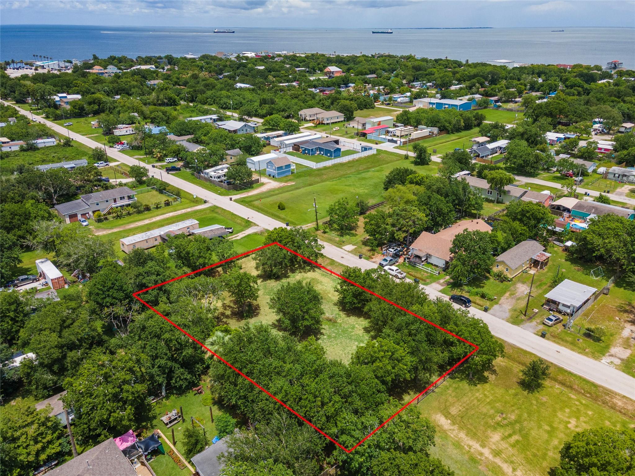 Image 3: Just a few blocks from Galveston Bay.  Pier 6 Rest
