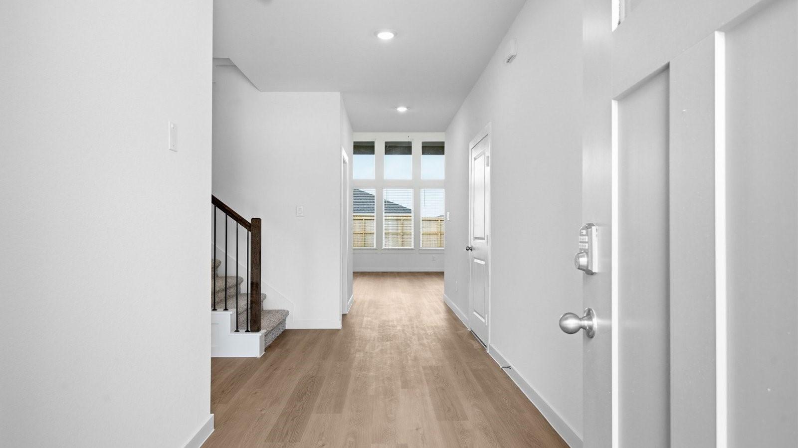 Image 4: Entry hallway leading to living room and kitchen i