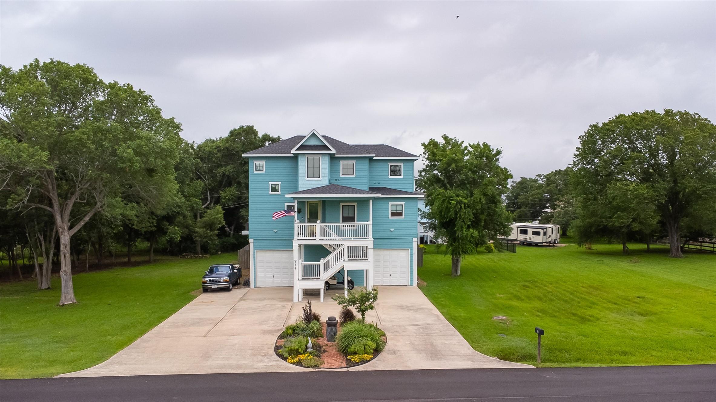 Image 2: This 3 bedroom 3.5 bath home is 2,621 square feet,