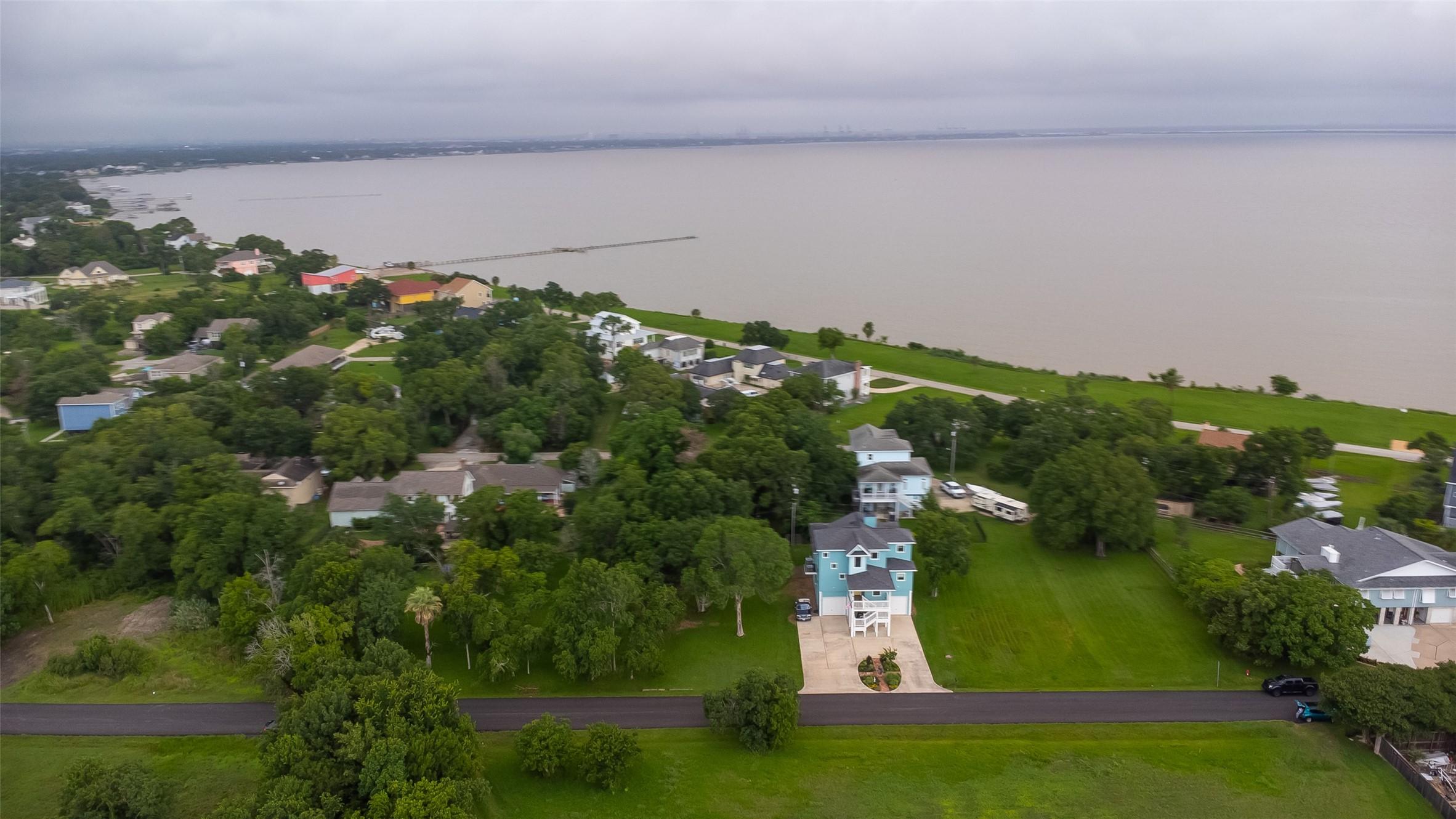 Image 4: The communities fishing pier and boat launch can b