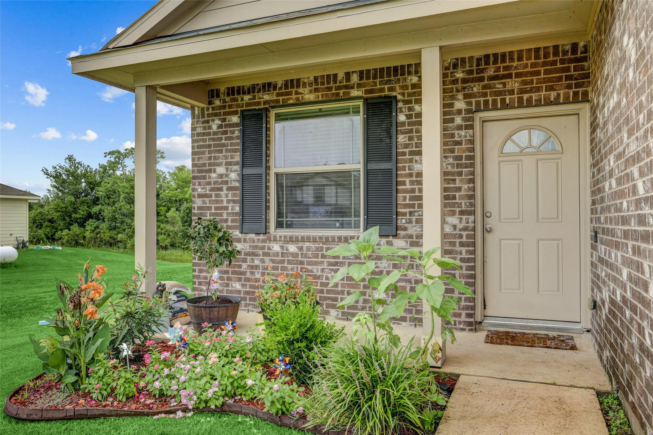 Image 3: An adorable porch with seasonal flowers greats you